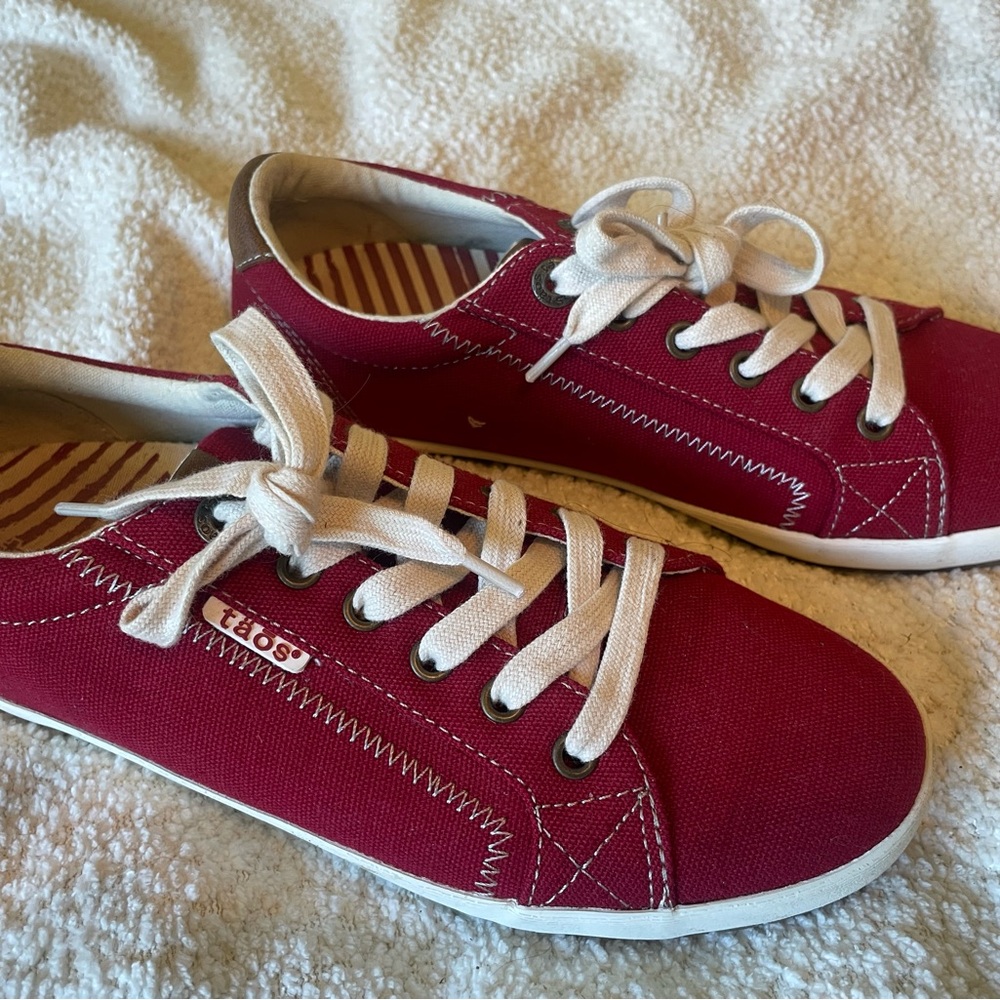 Red Canvas Taos Women's Sneakers